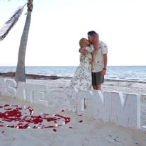 Montaje de altar frente al mar